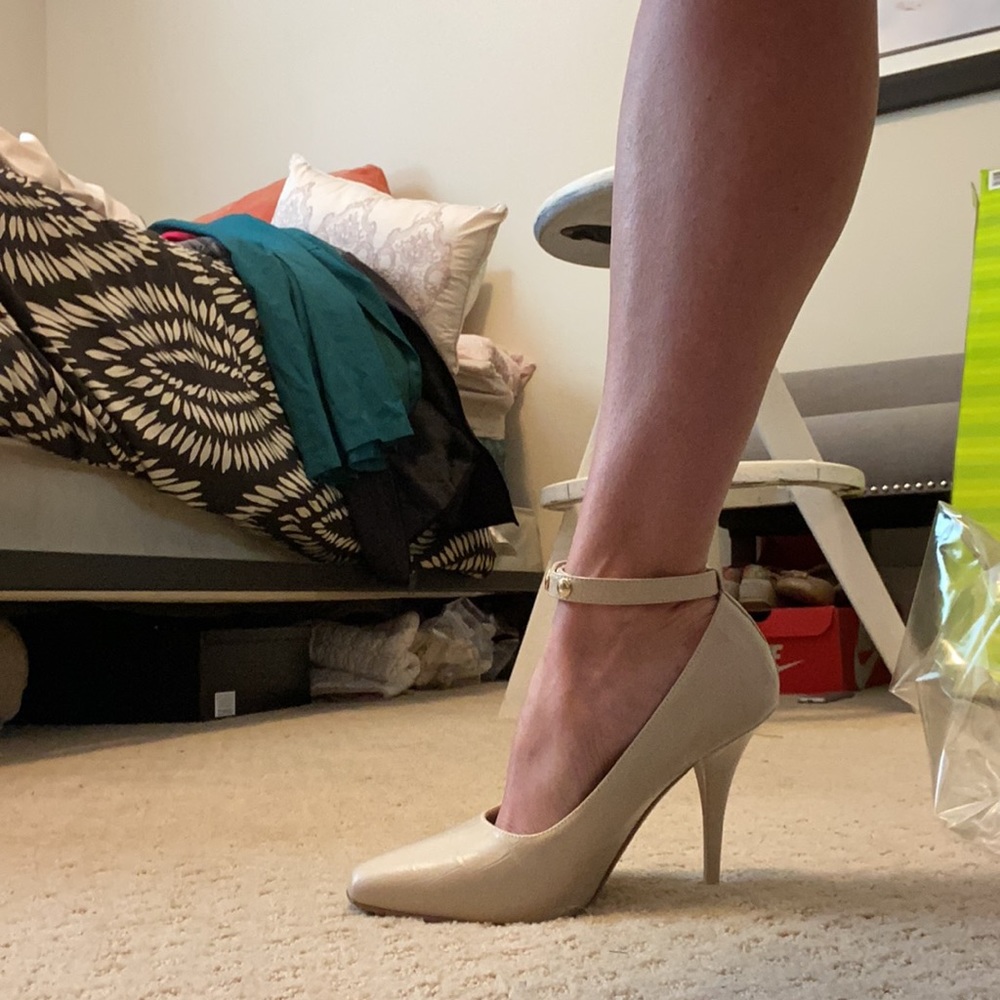 BNIB Burberry Teddy Beige Heel Sz 7